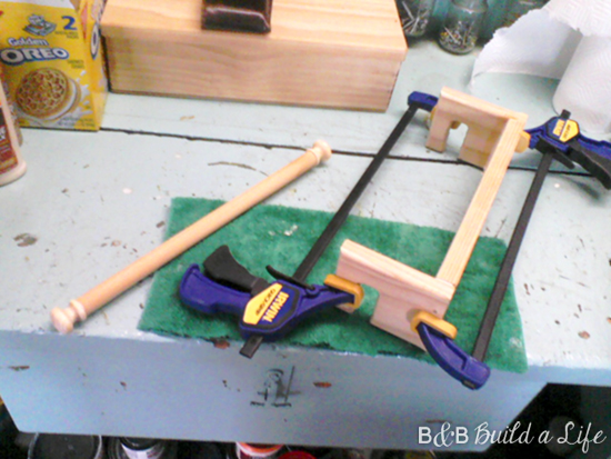 paper towel holder plans @ BandBBuildALife.com