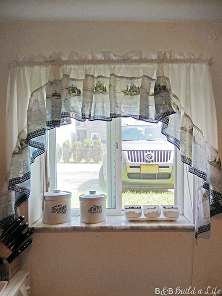 When I originally bought the kit it came with these handy seed placement guides so you were easily able to space the seeds just right. Those guides are long gone, but it's simple enough to fillow the directions on the package of seeds you've purchased.